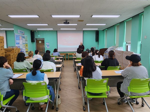 ▲ 계양구가족센터 학령기 부모교육 진행 모습.