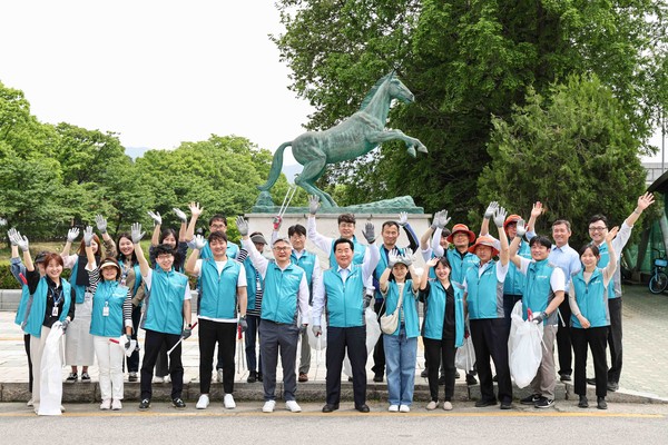 ▲ 한국마사회 환경정화 봉사활동 참여자 단체사진.