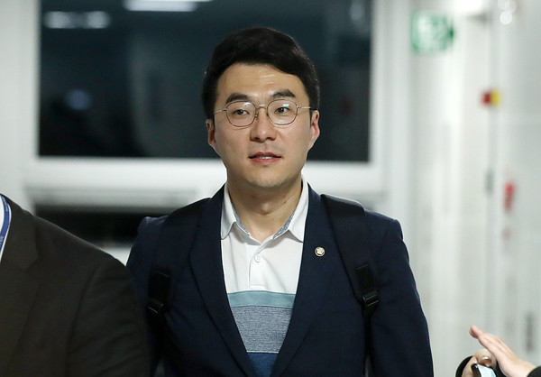 ▲ 의원실 나서는 김남국 의원. /뉴시스