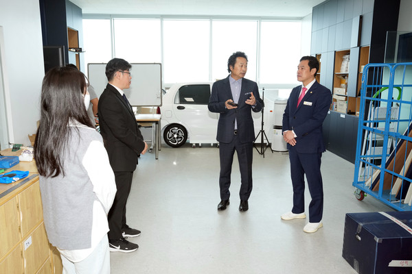 ▲ 관내 IT현장 방문해 디지털 대전환 의견 나누는 강성삼 의장.