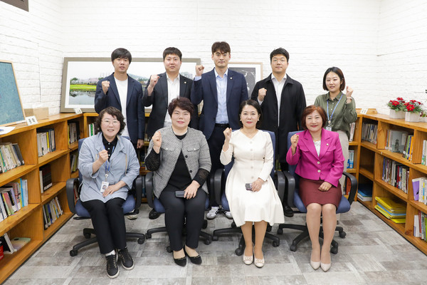 ▲ 안산시의회 의원연구단체 ‘인구정책 연구모임’ 간담회 기념촬영.