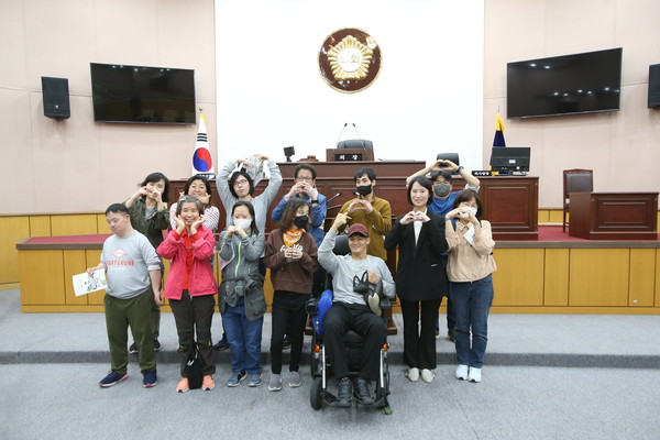 ▲ 사회적협동조합 너른마당 성북구의회 견학 기념촬영.