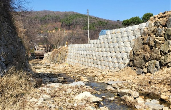 용인특례시가 지난해 폭우로 호안시설이 유실된 광교산소하천에 옹벽블럭을 설치했다 (준공 후)