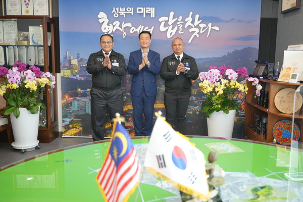 ▲ 말레이시아 프탈링자야시에서 공무원 2명(모하메드 주파들리 빈 부르한, 보니 아낙 에디)을 성북구로 파견했다. 1개월간 성북구청에 근무하며 성북구의 우수 정책 및 행정 시스템을 벤치마킹하고 다양한 교육 및 행정 프로그램을 경험할 예정이다.