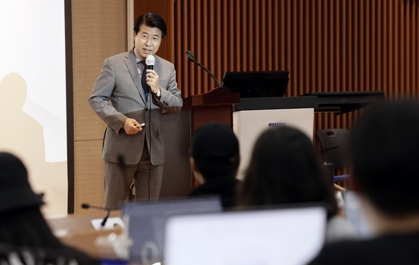▲ 시립대 강연중인 서강석 구청장.