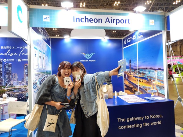 ▲ 13일 일본 치바현 마쿠하리 멧세에서 열린 ‘KCON JAPAN 2023’의 K-Travel zone 인천공항 부스에서 참가자들이 기념촬영을 하고 있다.