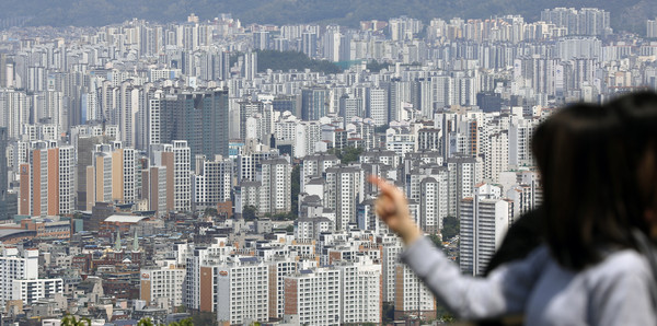 ▲ 서울 남산에서 관광객 및 시민들이 서울시내 아파트를 바라보고 있다. /뉴시스