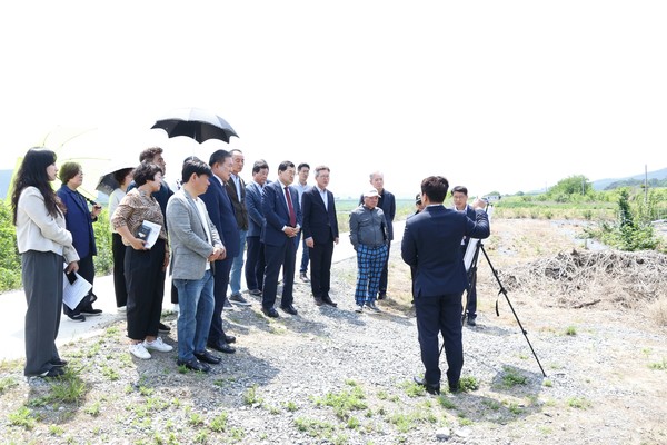 ▲ 주낙영 경주시장이 북경주 파크골프장 조성 현장을 방문해 점검하고 있다.