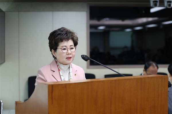 ▲ 반려식물조례 공청회 진행하는 왕정순 의원.