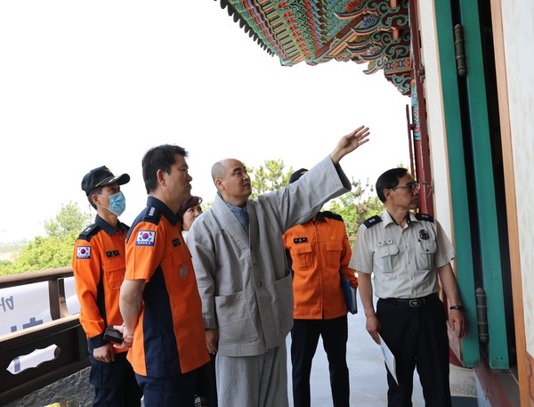 ▲ 시흥소방서가 전통사찰 법륭사 방문해 안전컨설팅을 실시했다.