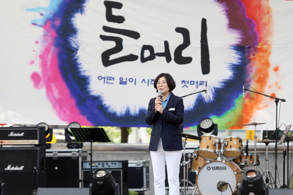 ▲ 안성시청소년어울림마당 들머리에 참석한 김보라 안성시장.