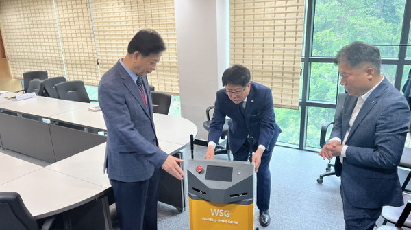 ▲ 웍스탭(주)을 방문한 조광희 산업진흥원장.
