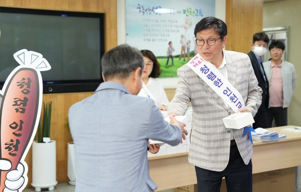 ▲ 캠페인 진행하는 도성훈 인천광역시교육감.