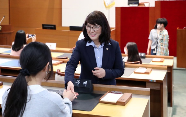 ▲ 불곡초 학생에 환영 인사 건네는 박은미 부의장.