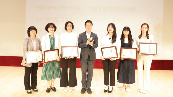 ▲ 이날 안산시의회 의장 표창을 수상한 수상자들과 송바우나 의장(사진 가운데)의 모습.