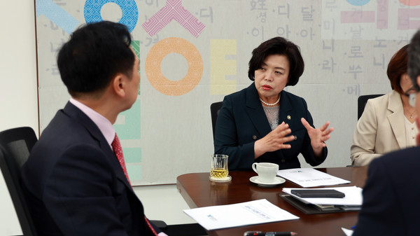 ▲ 신계용 과천시장이 김기현 국민의 힘 당대표에게 지역 현안을 설명하고 있다.