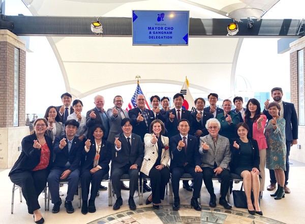 ▲ 강남구 대표단이 리버사이드 시청에서 리버사이드 시장 및 시의원을 비롯한 시 관계자, 미주도산안창호기념사업회 관계자들과 기념촬영을 하고 있다.