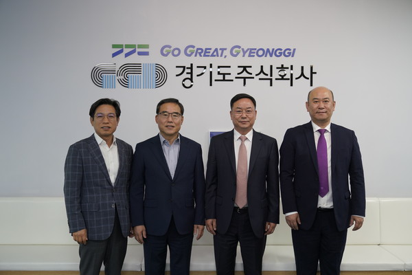 ▲ 왼쪽부터 조영완 경기도주식회사 사업본부장, 이승록 경기도주식회사 상임이사, 박철남 롱마트그룹 회장, 신기택 롱마트 대표.