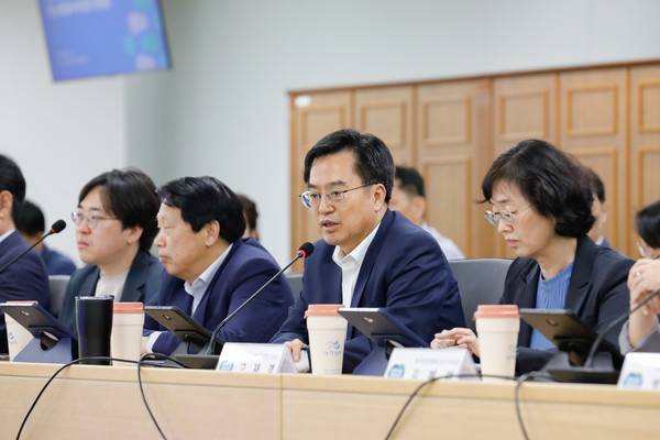 ▲ 탄소중립·녹색성장 위원회 전체회의에서 김동연 도지사가 인사말을 하고 있다.