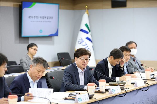 ▲ 17일 오후 경기도청 상황실에서 열린 제5차 경기도 비상경제 점검회의에서 염태영 경제부지사가 회의를 주재 하고 있다.
