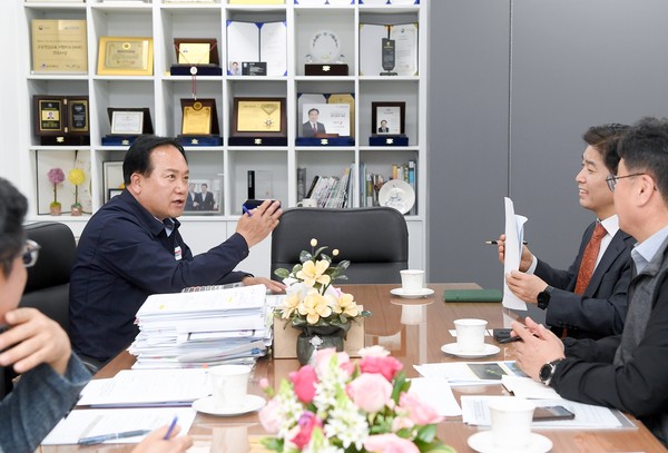 ▲ 이권재 오산시장과 한강유역환경청장 면담 진행 모습.