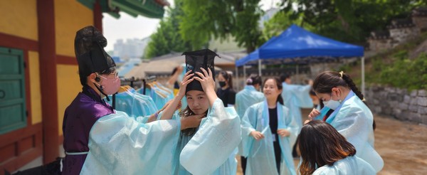 ▲ 유생복을 입고 유생들의 향교 생활을 직접 체험하는 모습.