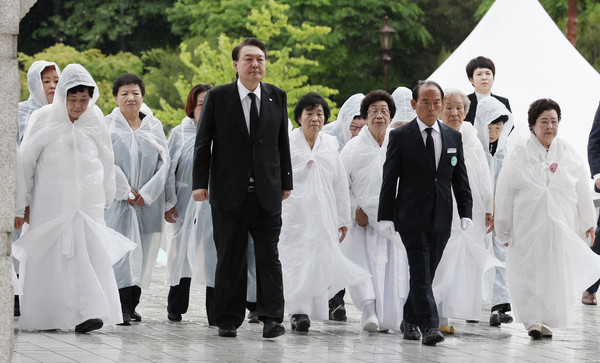 ▲ 윤석열 대통령이 5월 어머니들과 함께 18일 오전 광주 북구 운정동 국립5·18민주묘지에서 열리는 5·18민주화운동 43주년 기념식에 참석하고 있다. /뉴시스