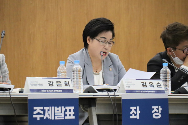 ▲ 김옥순 의원, 학생이 행복한 초등돌봄교실 운영을 위한 정책토론회 참여 모습.