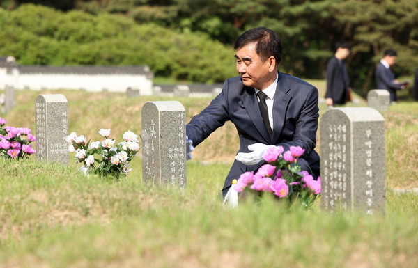 ▲ 국립 5.18 민주묘지 참배하는 염종현 의장.