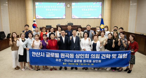 ▲ 기념촬영에 임하고 있는 상인들과 의원들의 모습.