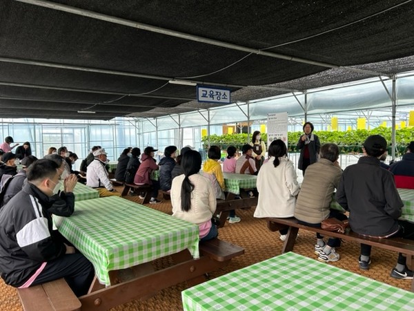 ▲ 4월 정신질환자가족 딸기농장체험.