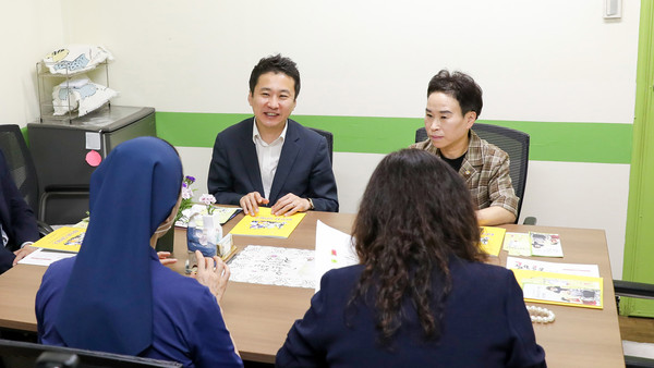 ▲ 현장 방문한 안산시의회 송바우나 의장과 이지화 기획행정부위원장.