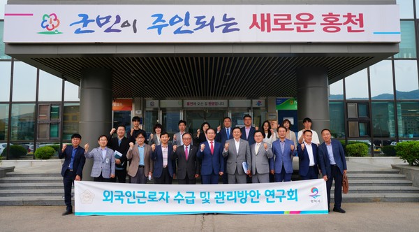 ▲ 외국인 근로자 수급 및 관리방안 연구회 벤치마킹 모습.