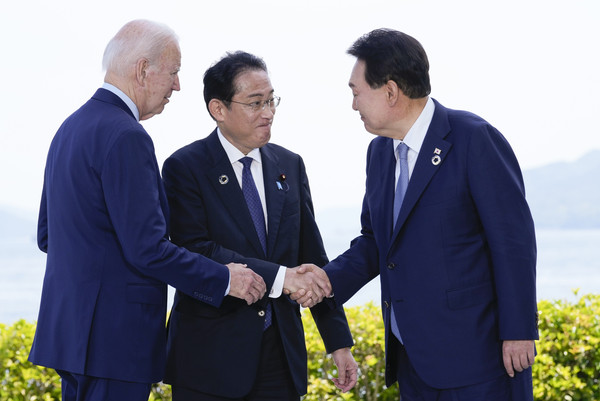 ▲ 조 바이든(왼쪽) 대통령이 지켜보는 가운데 기시다 후미오 일본 총리가 윤석열 대통령과 악수하고 있다. /뉴시스