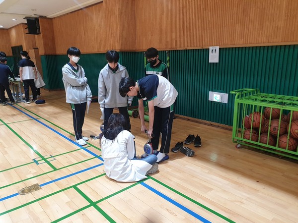 ▲ 척추측만증 신체검사 실시 모습.