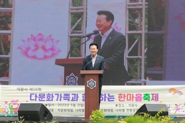 ▲ 제16회 다문화가족과 함께하는 한마음 축제 참석해 축하의 말 전하는 최성운 부천시의회 의장.