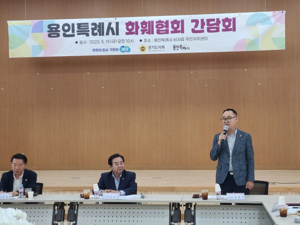▲ 김영민 의원, 화훼농가 지원을 위한 정담회 모습.