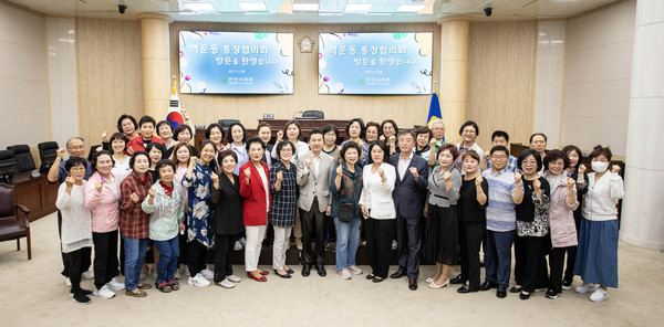 ▲ 안산시의회가 22일 백운동 통장협의회 회원들을 대상으로 견학 프로그램을 운영했다. 사