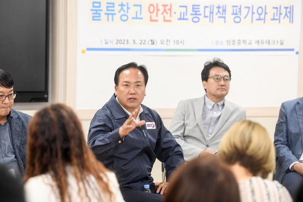 ▲ 이권재 오산시장이 풍농물류 주민대책위원회 간담회서 발언하고 있다.