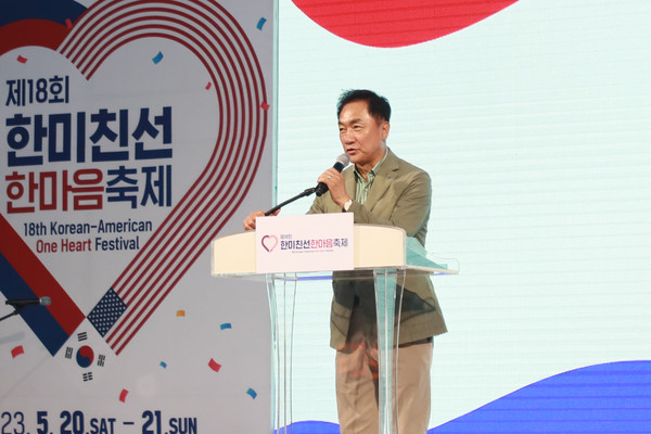 ▲ 한미친선 한마음 축제 및 댄싱카니발에 참석한 정장선 평택시장.