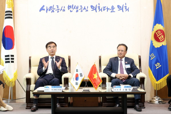 ▲ 베트남 응에안성 인민의회 대표단 접견하는 염종현 의장(왼쪽).