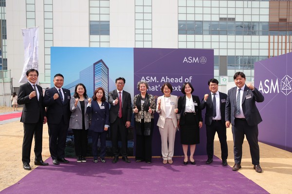 ▲ 단체사진을 찍고있는 화성시의회 의원들과 ASM 관계자들.