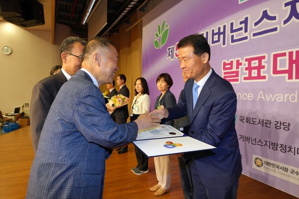 ▲ 국회도서관 강당에서 진행된 시상식에서 박승주 세종로국정포럼이사장과 축하의 악수를 나누는 이승로 성북구청장(오른쪽).