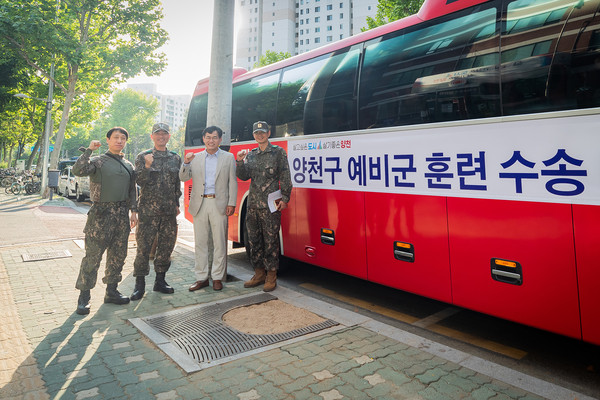 ▲ 예비군 수송버스 탑승현장을 찾아 점검한 이기재 양천구청장.