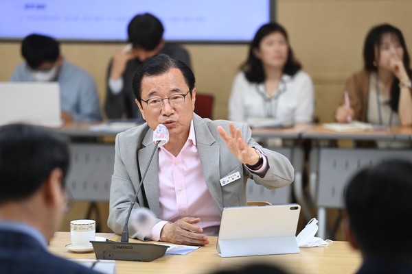 ▲ 이현재 하남시장이 노페이퍼 형식으로 공약보고회를 진행하고 있다.