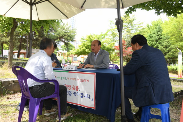 ▲ 시민과 소통하고 있는 박형덕 동두천시장 모습.