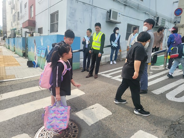 ▲ 안전한 등굣길 위한 교통안전 캠페인에 참여한 김정헌 인천중구청장.