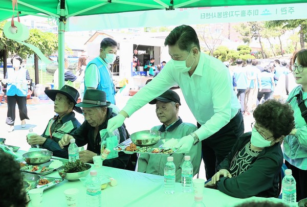 ▲ 이영훈 미추홀구청장이 어르신들께 식사를 제공하고 있다.