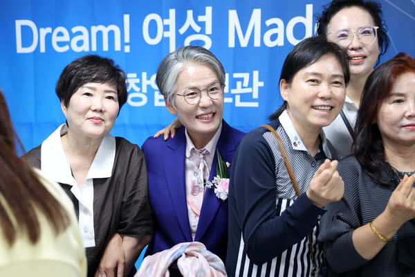 ▲ 행사 참석자들과 사진촬영하는 송미희 의장.