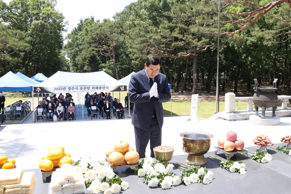 ▲ 주낙영 경주시장이 충혼탑에 마련된 분향소에서 분향하고 있다.